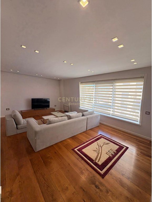 Jepet me Qira Apartament 4+1+3 ne Zonen e ish-Gardes ENT146524