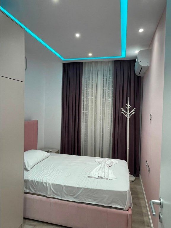 "Rruga e Barrikadave", Jepet me qira apartament modern 2+1+2 me verandë – Në zemër të Tiranës! Select146532