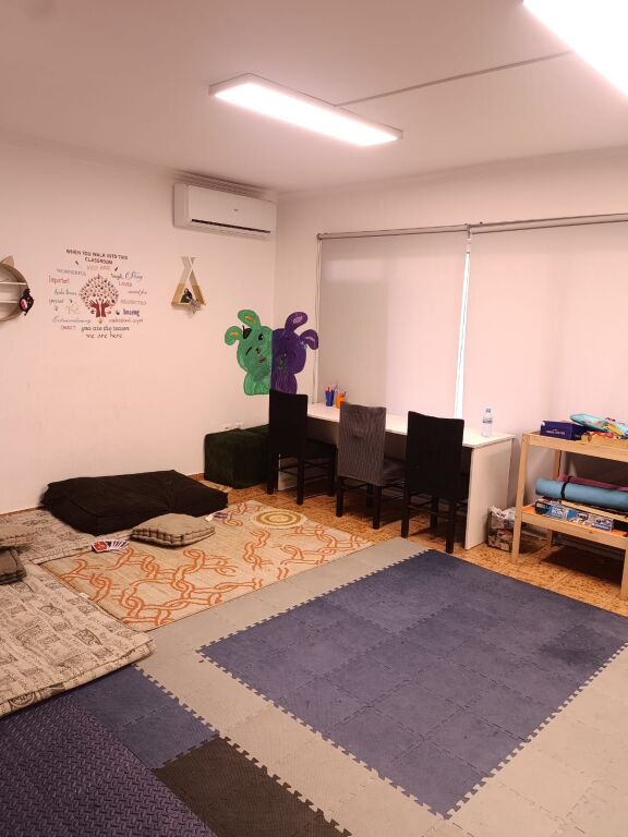 Affittiamo ufficio 3+1+2 duplex a Komuna e Parisit