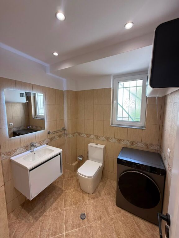 Shitet apartament 1+1 tek Liqeni Artifical i Tiranes , Rruga Bilal Xhaferri , Rruga e Kosovareve , Komuna e Parisit , Stadiumi Dinamo , Sheshi Willson , ish Blloku .