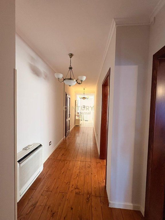 Jepet me Qira Apartament 4+1+3 ne Zonen e ish-Gardes