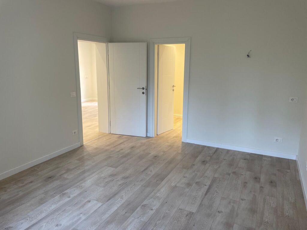 Jepet me qera ambient për zyrë pranë Toptanit