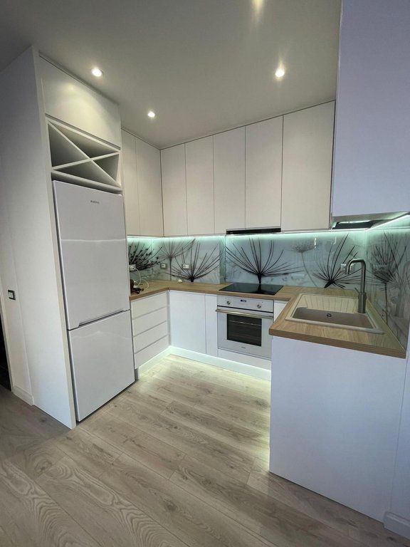 "Rruga e Barrikadave", Jepet me qira apartament modern 2+1+2 me verandë – Në zemër të Tiranës! Select146532