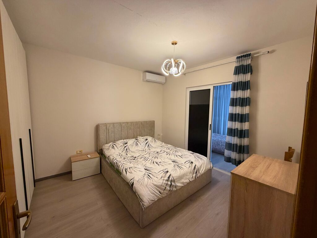 🏡 Appartamento 2+1 in affitto – Laprakë (Palazzo Arabit)  📍 1° piano, edificio nuovo con ascensore 🛋️ Completamente arredato 💶 Prezzo: 60.000 lek/mese