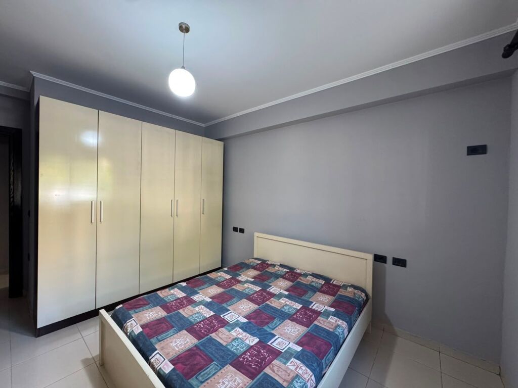 Jepet me qira 2+1 Ish Parku pas Globe 600 mije leke