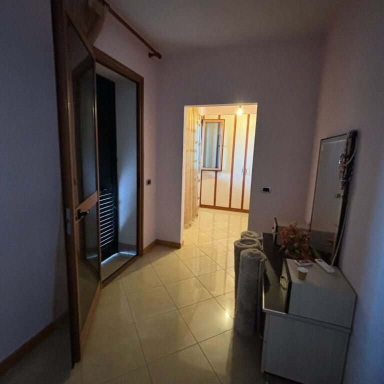 🏡✨ **VILLA SU TRE PIANI CON CORTILE IN VENDITA – MARIKAJ** ✨