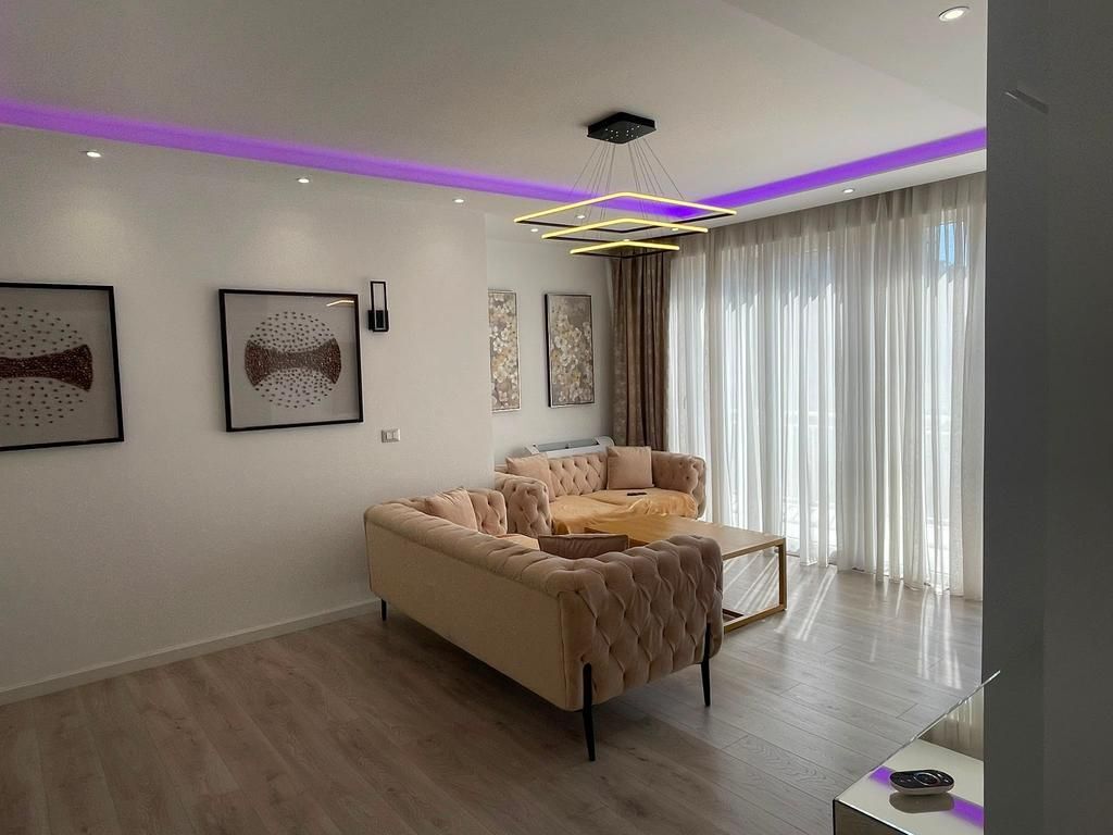 "Rruga e Barrikadave", Jepet me qira apartament modern 2+1+2 me verandë – Në zemër të Tiranës! Select146532