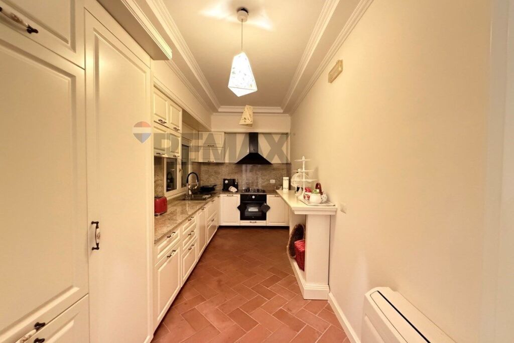Appartamento 3+1 in vendita a Dhermi, Vlore