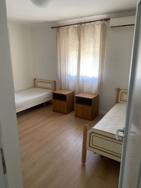 Jepet me qira apartament 2+1 te Rruga Fortuzi.