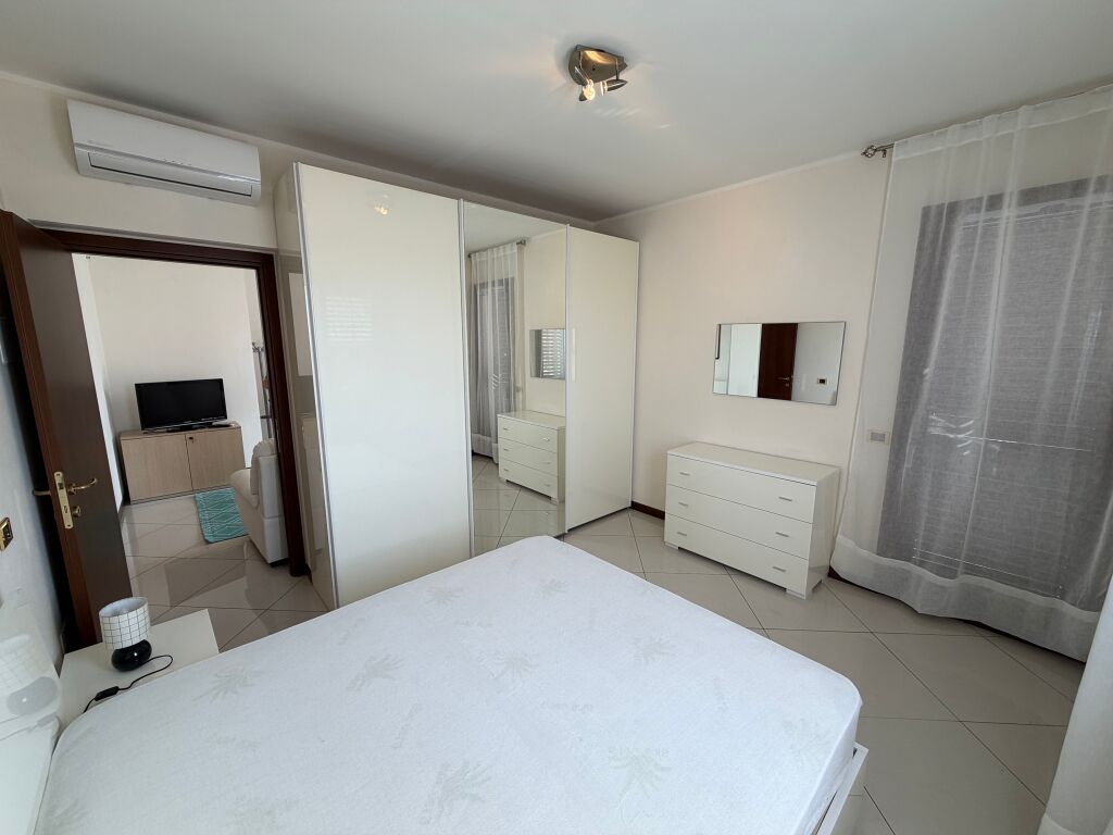 Jepet me qira apartament 1+1 – Kinostudio  📍 Vendndodhja: Kinostudio, në shtëpi private.  💶 Qiraja: 45000 leke  në muaj  I padiskutueshem