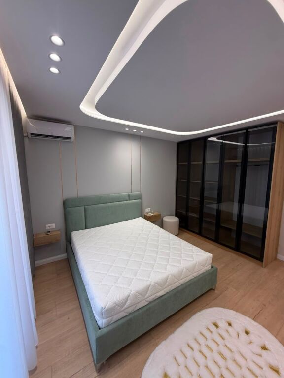 Shitet apartament 1+1 tek Liqeni Artifical i Tiranes , Rruga Bilal Xhaferri , Rruga e Kosovareve , Komuna e Parisit , Stadiumi Dinamo , Sheshi Willson , ish Blloku .