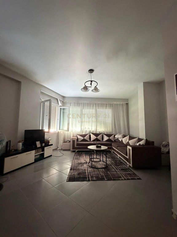 JEPET ME QIRA APARTAMENT 1+1 TEK KOPSHTI BOTANIK 500 € /Muaj