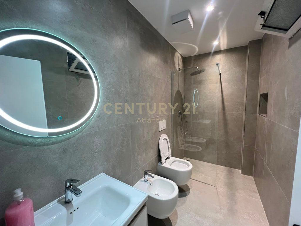 JEPET ME QIRA 2+1 SUPER APARTAMENT I INVESTUAR NE DETAJE PRANE STACIONIT TRENIT DURRES! 750 € /Muaj