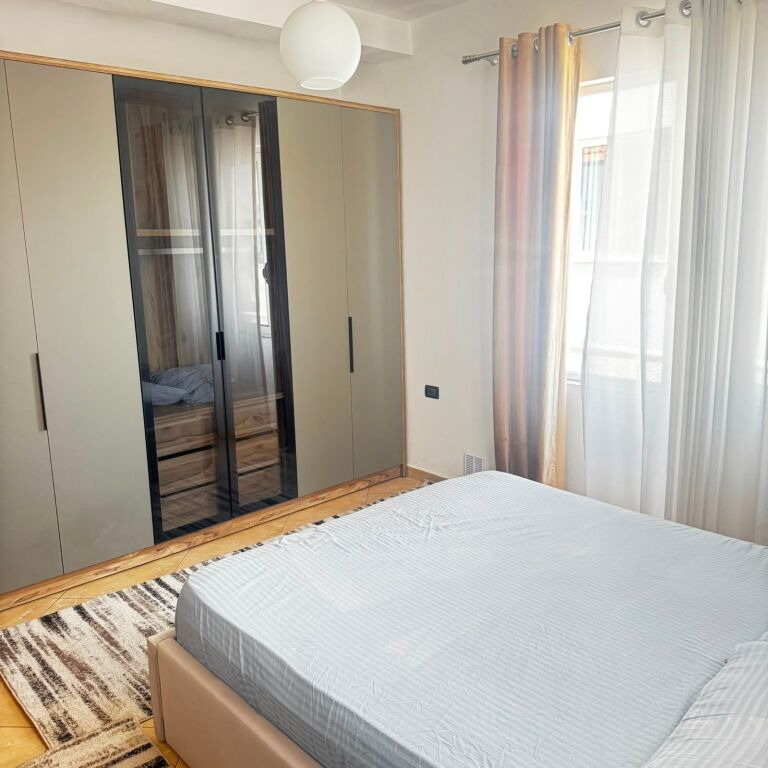 🏢Ne zonen e 5 Majit,pas Concord Center jepet me qera apartament 1+1, i mobiluar.50,000 Leke