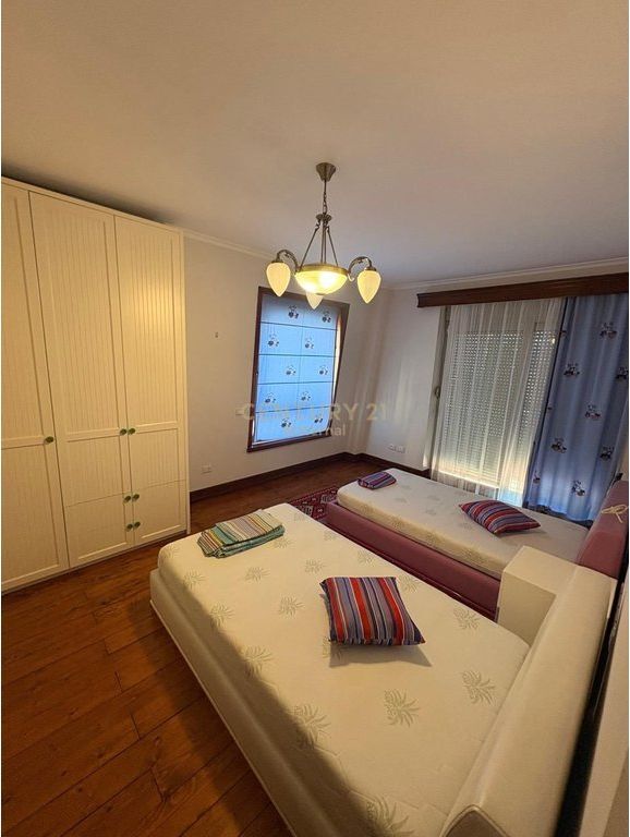 Jepet me Qira Apartament 4+1+3 ne Zonen e ish-Gardes ENT146524