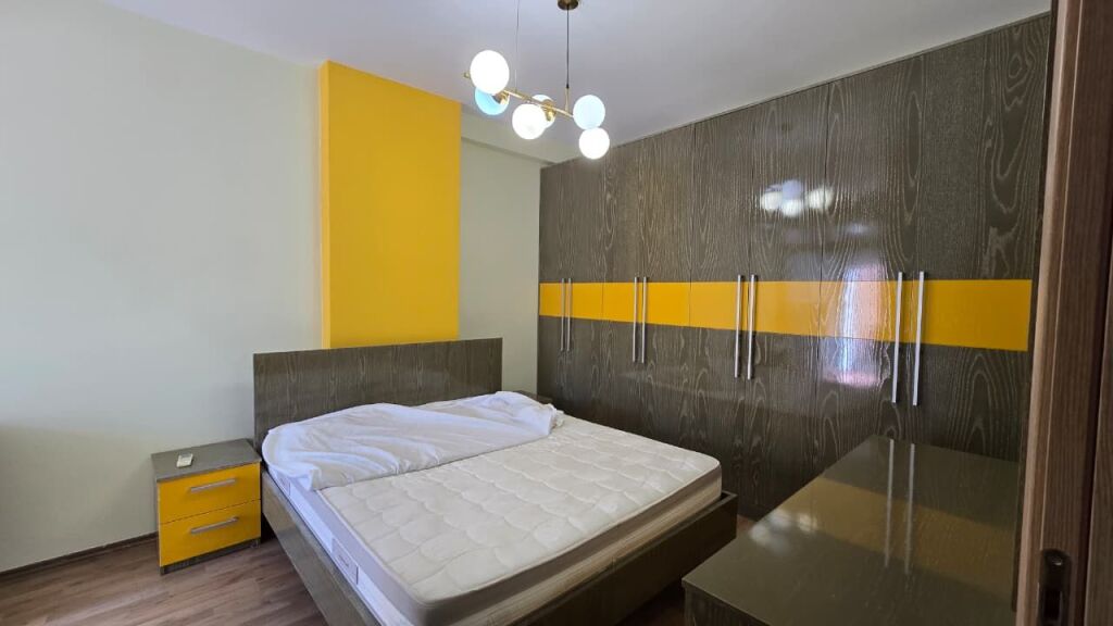 🏢Ish Tregu Elektrik,jepet me qera apartament 2+1+2+post parkimi,i mobiluar 75,000Leke