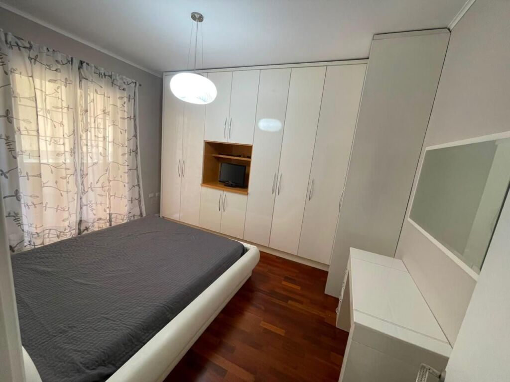 Apartament me qera 1+1 ne zonen e Pazarit te Ri pranë Rruges Tefta Tashko!  ID 5283