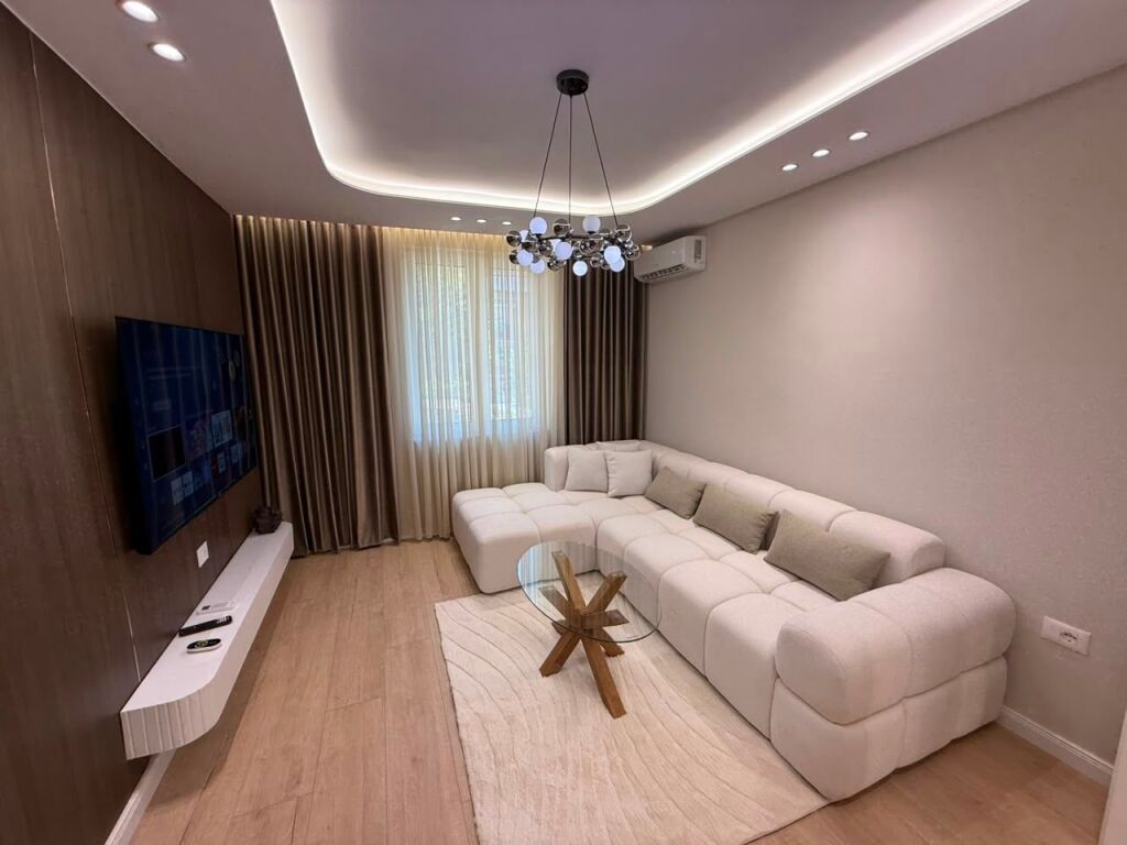 Shitet apartament 1+1 tek Liqeni Artifical i Tiranes , Rruga Bilal Xhaferri , Rruga e Kosovareve , Komuna e Parisit , Stadiumi Dinamo , Sheshi Willson , ish Blloku .