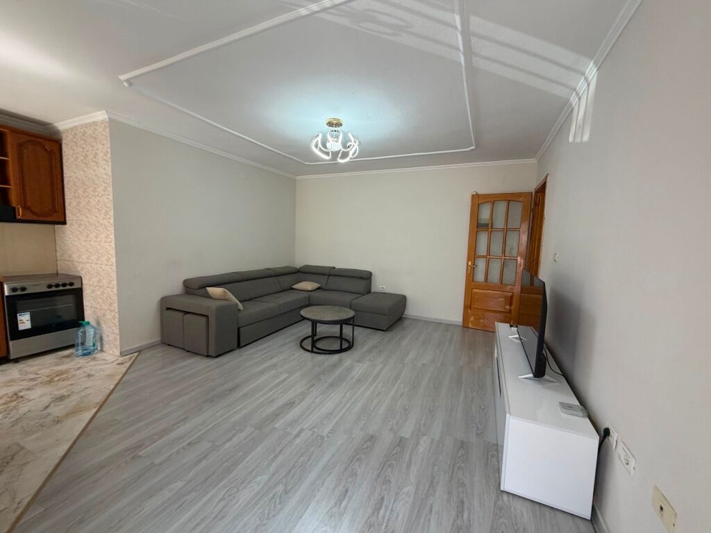 🏡 Appartamento 2+1 in affitto – Laprakë (Palazzo Arabit)  📍 1° piano, edificio nuovo con ascensore 🛋️ Completamente arredato 💶 Prezzo: 60.000 lek/mese