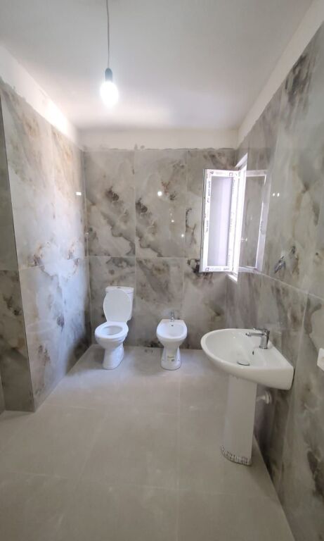 Shitet apartament 2+1, Kavaje
