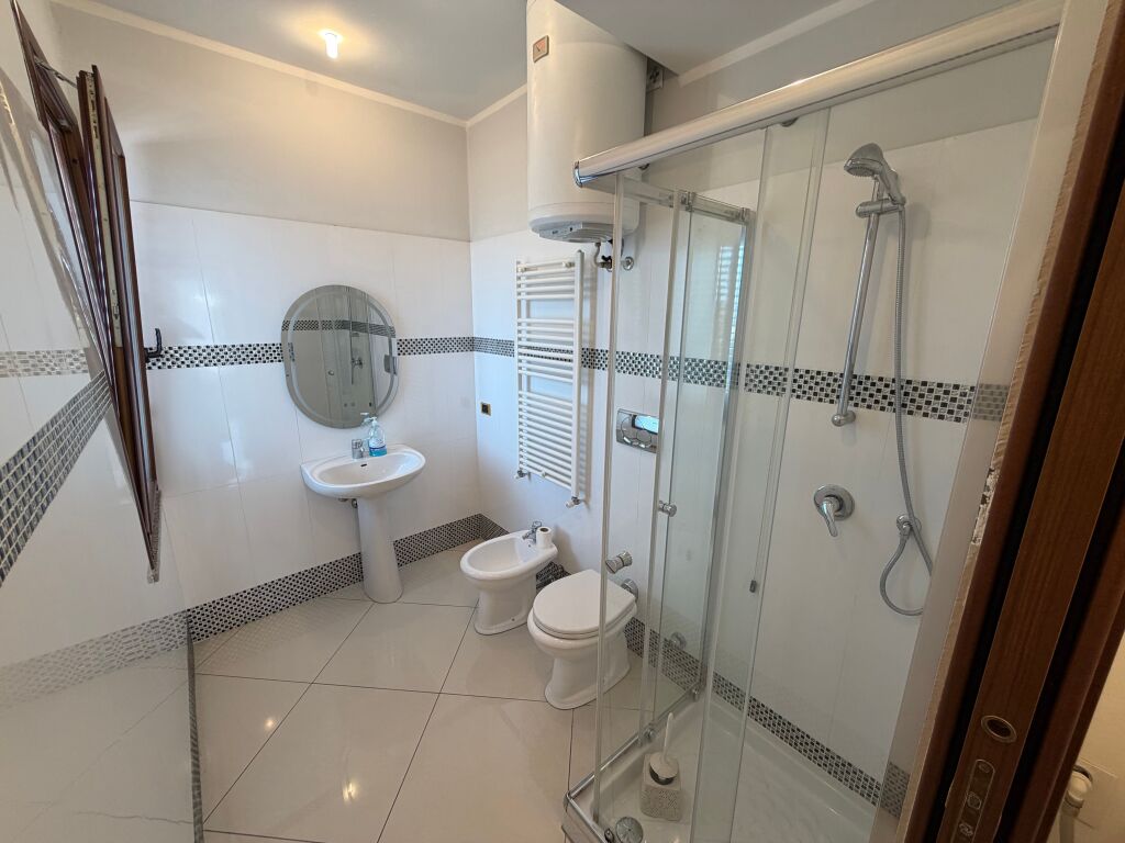 Jepet me qira apartament 1+1 – Kinostudio  📍 Vendndodhja: Kinostudio, në shtëpi private.  💶 Qiraja: 45000 leke  në muaj  I padiskutueshem