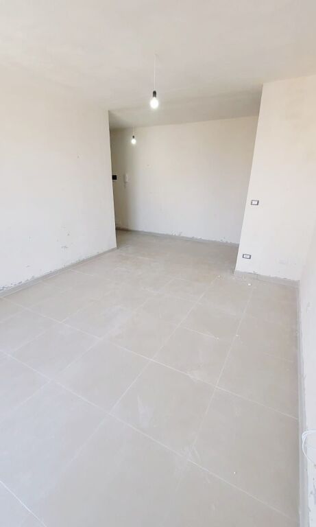 Shitet apartament 2+1, Kavaje