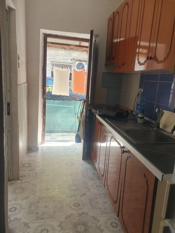 APARTAMENT 1+1. 28000 LEKE.PAS ISH UNIVERSITETI EUROPIAN.21 DHJETORI