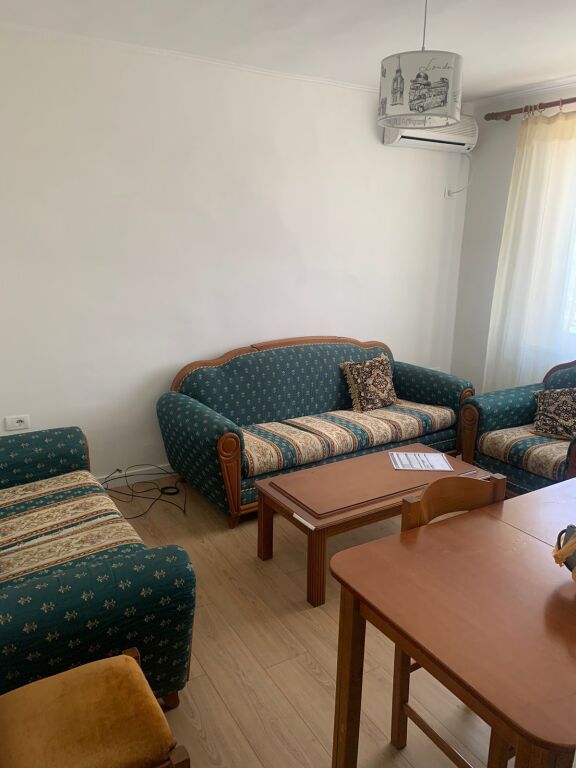 Jepet me qira apartament 2+1 te Rruga Fortuzi.