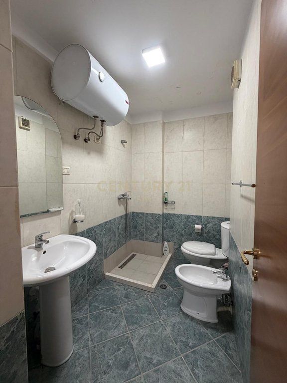 Shitet apartament 2+1+2 tualete prane Rruges Kosovarve!