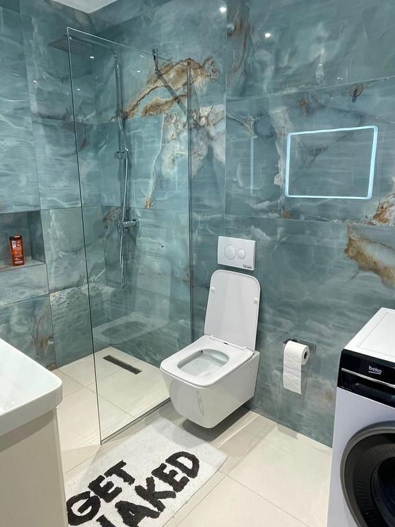 "Rruga e Barrikadave", Jepet me qira apartament modern 2+1+2 me verandë – Në zemër të Tiranës! Select146532