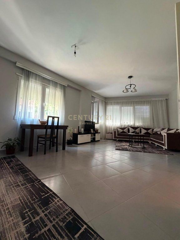 JEPET ME QIRA APARTAMENT 1+1 TEK KOPSHTI BOTANIK 500 € /Muaj