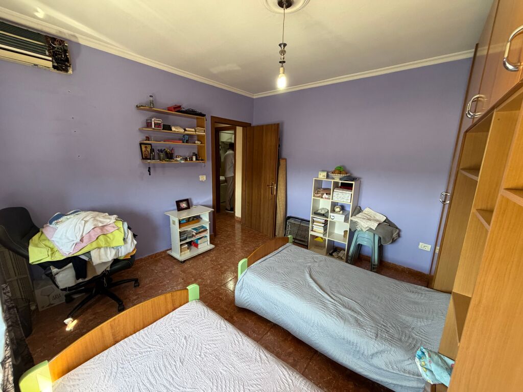 Appartamento 2+1 in vendita – Comune di Parigi  📍 Posizione: Alla Comune di Parigi, accanto a Kika 2.  * Superficie totale: 87 m² * Superficie netta: 83 m² * Piano: 10 (non l'ultimo piano) * Con ipoteca * Possibilità di acquisto con credito bancario  💰 Prezzo: 250.000.000 lek (250 milioni di lek)