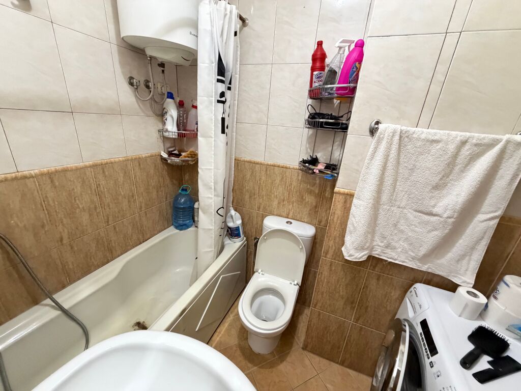 Appartamento 2+1 in vendita – Comune di Parigi  📍 Posizione: Alla Comune di Parigi, accanto a Kika 2.  * Superficie totale: 87 m² * Superficie netta: 83 m² * Piano: 10 (non l'ultimo piano) * Con ipoteca * Possibilità di acquisto con credito bancario  💰 Prezzo: 250.000.000 lek (250 milioni di lek)