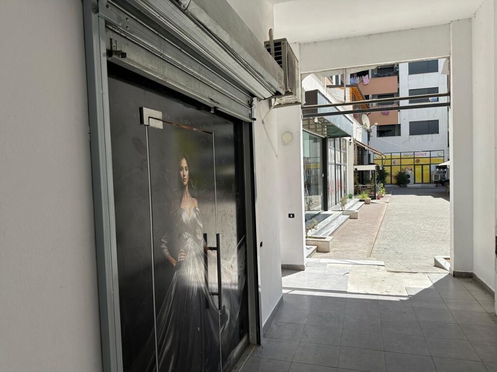 Shop for rent Astir