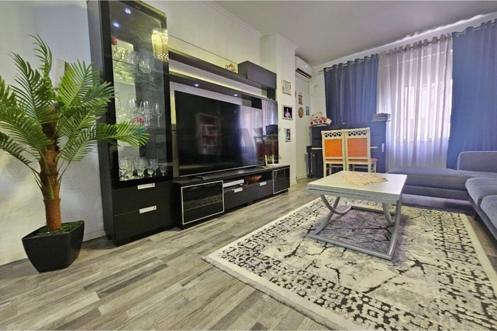 Jepet apartament 1+1 te Komuna e Parisit