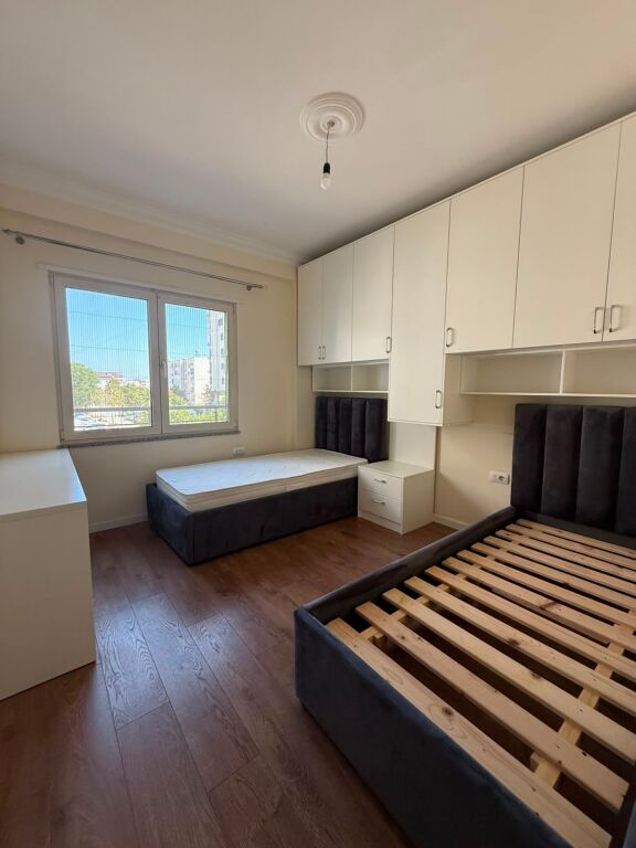 Apartament Modern   3+1 pranë Stadiumit –  Mobilim Cilësor, Pallat i Ri dhe i Mirëadministruar