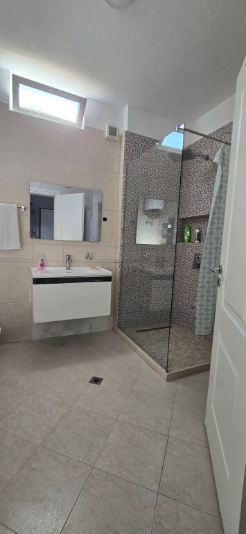APARTAMENT 2+1, JEPET EDHE PER ARBNB!