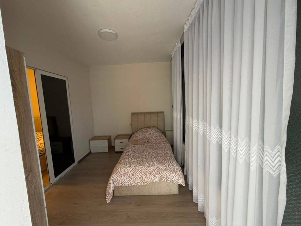 🏡 Jepet me qira apartament 2+1 – 📍 Laprakë (Pallati Arabit)💶 Çmimi: 60.000 lekë/muaj