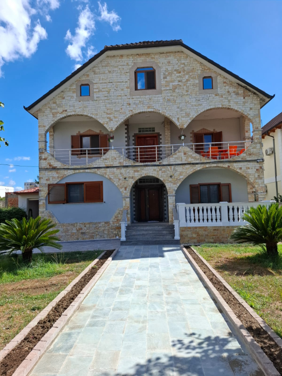 Qera | Vilë 6 + 1 | Fushë (Mëzez) | 900 €/muaj