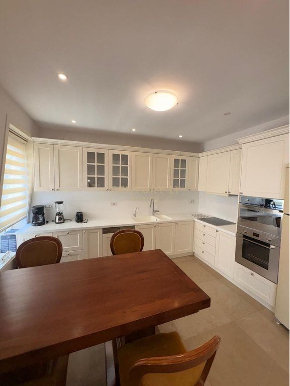 Jepet me Qira Apartament 4+1+3 ne Zonen e ish-Gardes ENT146524