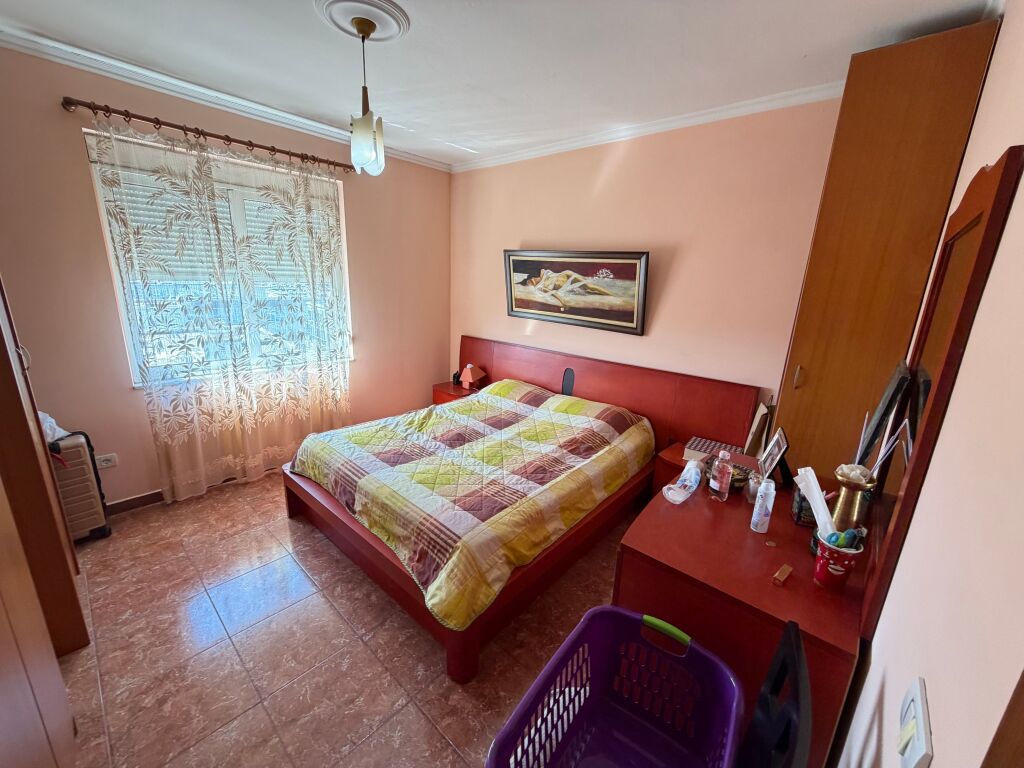 Appartamento 2+1 in vendita – Comune di Parigi  📍 Posizione: Alla Comune di Parigi, accanto a Kika 2.  * Superficie totale: 87 m² * Superficie netta: 83 m² * Piano: 10 (non l'ultimo piano) * Con ipoteca * Possibilità di acquisto con credito bancario  💰 Prezzo: 250.000.000 lek (250 milioni di lek)