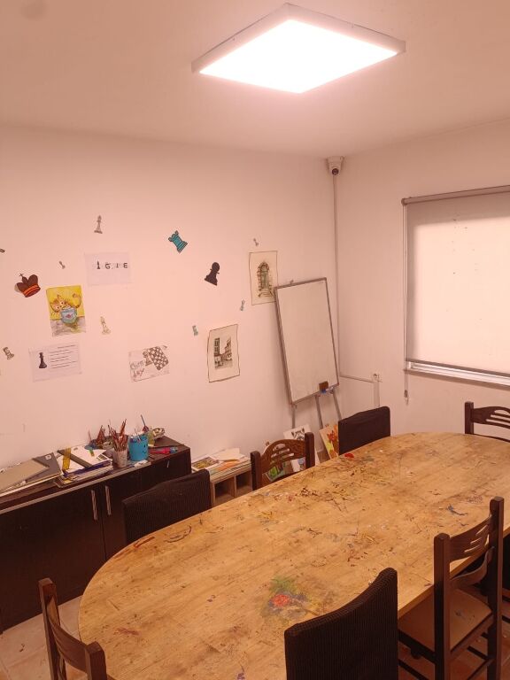 Affittiamo ufficio 3+1+2 duplex a Komuna e Parisit
