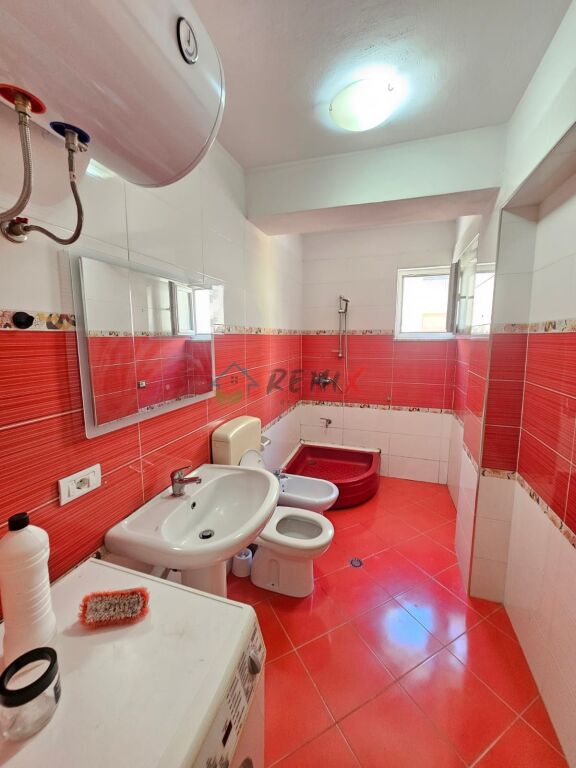 🏡 Jepet me qera apartament 1+1 pranë Pallatit të Sportit, Durrës