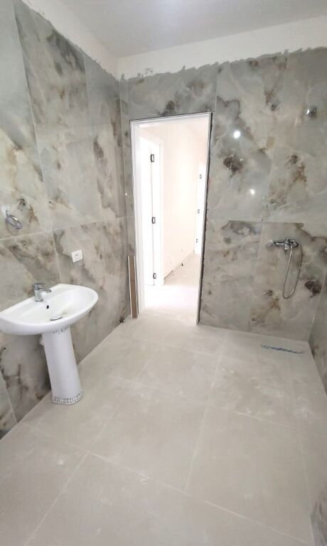 Shitet apartament 2+1, Kavaje