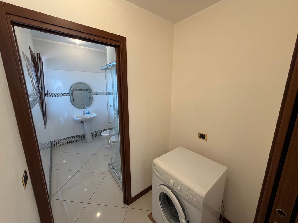 Jepet me qira apartament 1+1 – Kinostudio  📍 Vendndodhja: Kinostudio, në shtëpi private.  💶 Qiraja: 45000 leke  në muaj  I padiskutueshem
