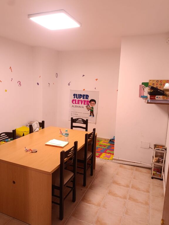 Affittiamo ufficio 3+1+2 duplex a Komuna e Parisit
