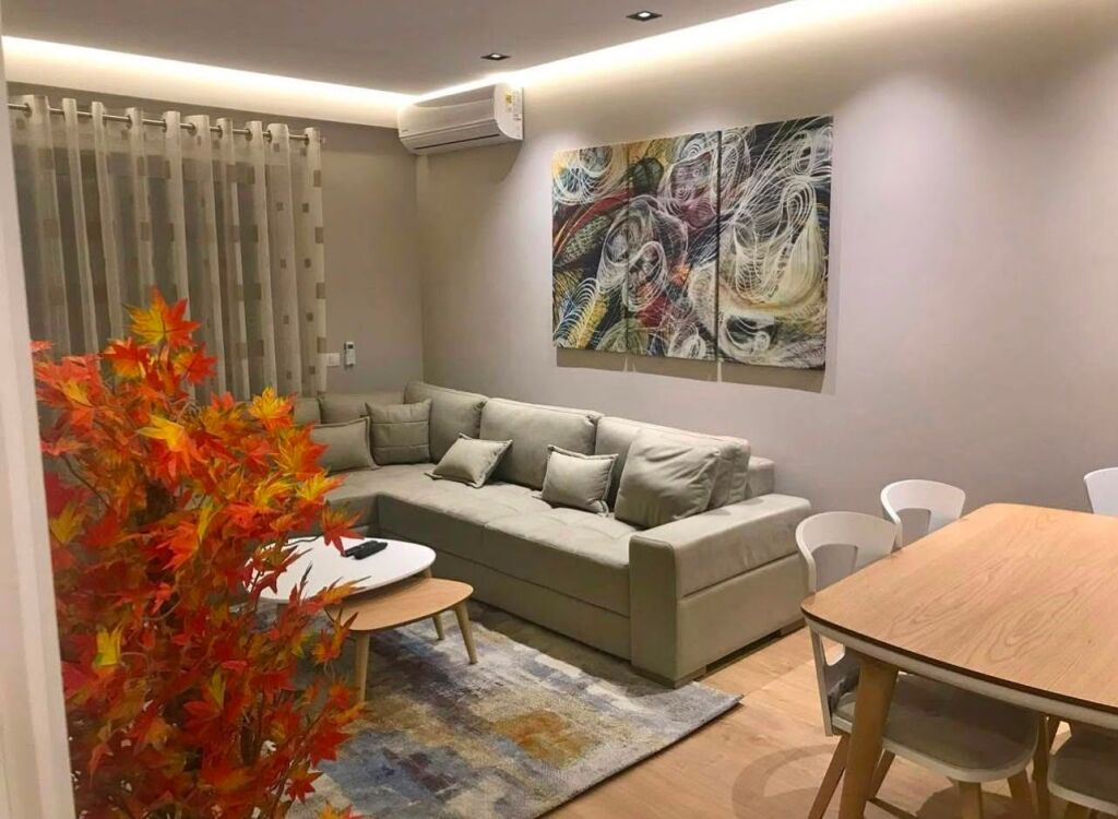 Komuna e Parisit, jepet me qera apartament 1+1+parking.
