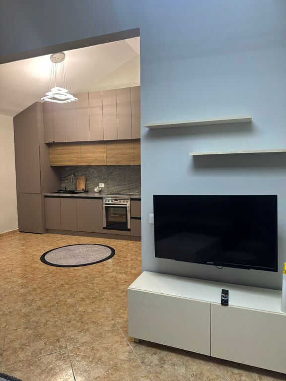 Jepet me qira 2+1+1 ISH PARKU GLOBE RRUGA KAVAJES 650€