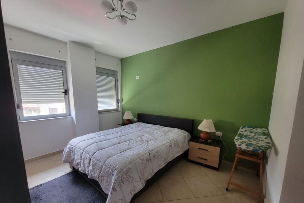 Jepet apartament 1+1 me qira tek Rruga Ali Demi , tek Rruga Kristaq Cipo .