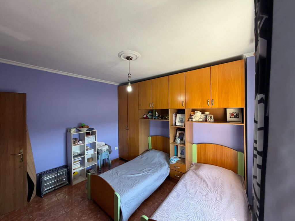 Appartamento 2+1 in vendita – Comune di Parigi  📍 Posizione: Alla Comune di Parigi, accanto a Kika 2.  * Superficie totale: 87 m² * Superficie netta: 83 m² * Piano: 10 (non l'ultimo piano) * Con ipoteca * Possibilità di acquisto con credito bancario  💰 Prezzo: 250.000.000 lek (250 milioni di lek)